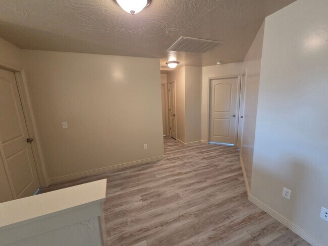 Building Photo - Large 4 Br - like new under $2k!