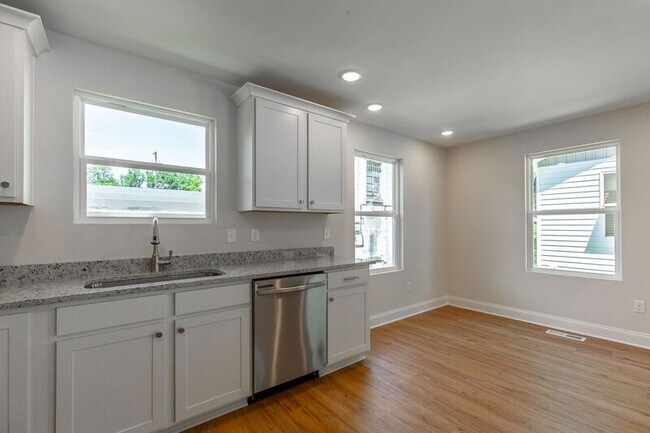 Building Photo - 2005 S Lyerly St