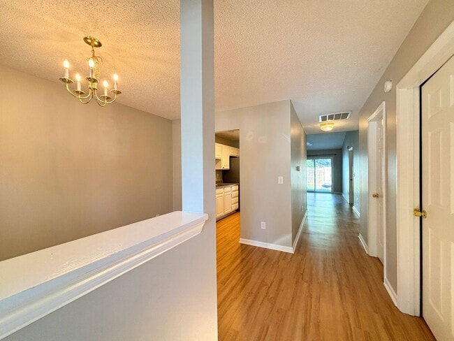 Building Photo - 2 Br 2 Bath Move In Ready!