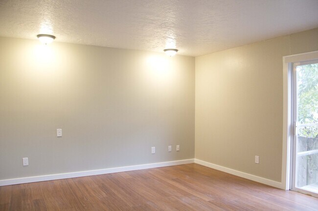 Building Photo - 2bed/2bath, W/D in unit, garage, and all d...