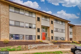 Building Photo - 140 Royal Oak Dr