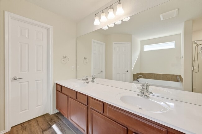 Building Photo - 827 Honeysuckle Vine Dr