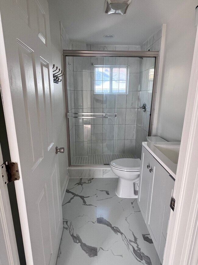 Building Photo - 393 Wellington Ave