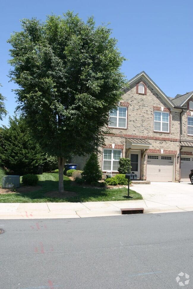 Building Photo - Renovated Townhouse In Winston-Salem