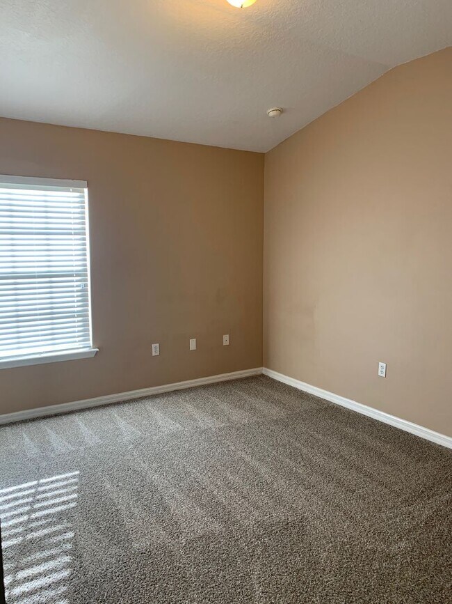 Building Photo - 3/2.5 Condo in Harmony