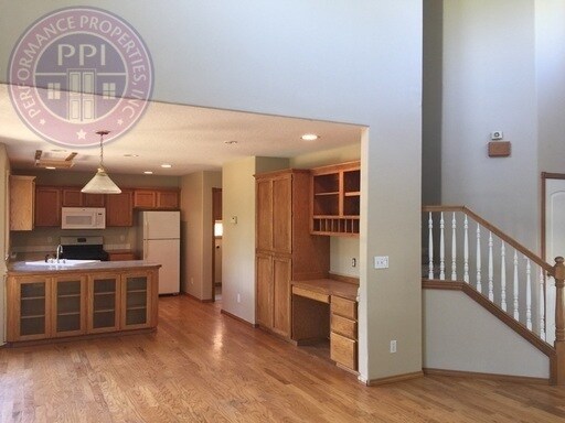 Building Photo - Oregon City Two Level Home with Large Backyard Pet Welcome