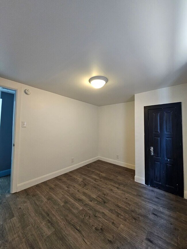 Building Photo - 513 Poplar St