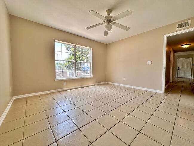 Building Photo - Spacious 2B/2B Unfurnished Condo near Beac...