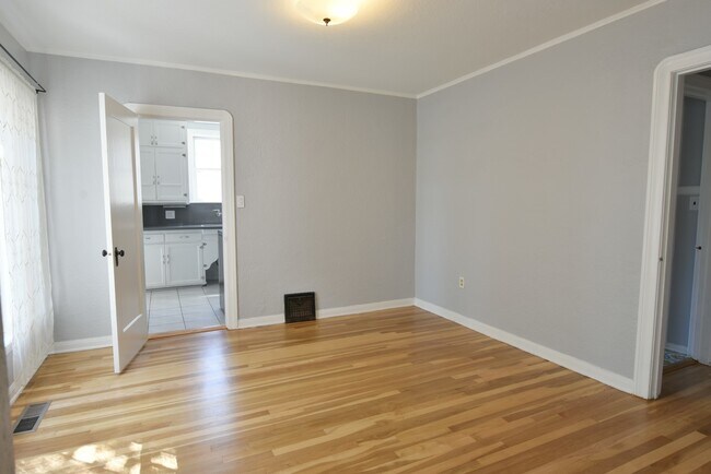 Building Photo - Charming 3 Bedroom 1 Bath Home in Prestigi...