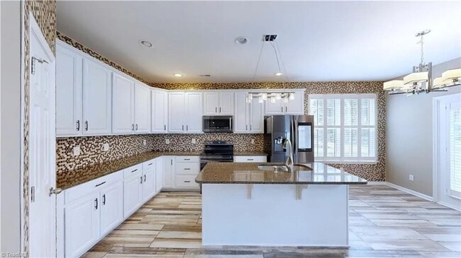 Building Photo - *** READY TO MOVE IN BY FIRST WEEK OF MAY***