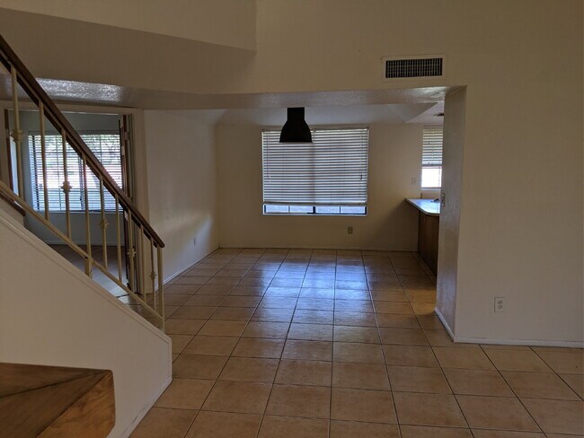 Building Photo - 3 Bedroom 2 Bathroom Close to ASU! $1,999 ...