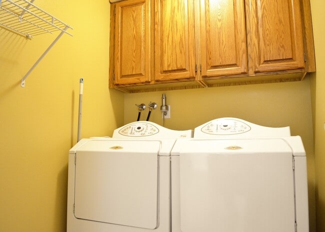 Building Photo - Spacious Somerset Home Near Top Schools an...