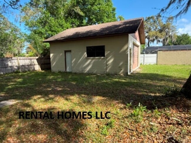 Building Photo - Total Privacy Home, Huge Detached Garage & No HOA in Beautiful Lake Mary