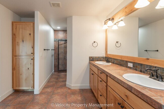 Building Photo - Beautiful NW Bend Home!