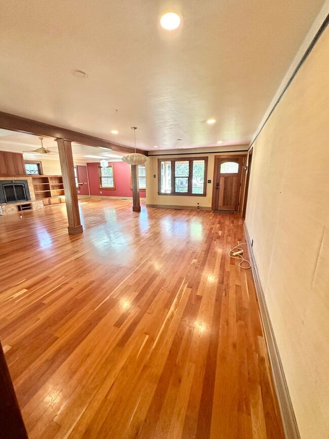 Building Photo - 3 Bedroom 2 Bath House