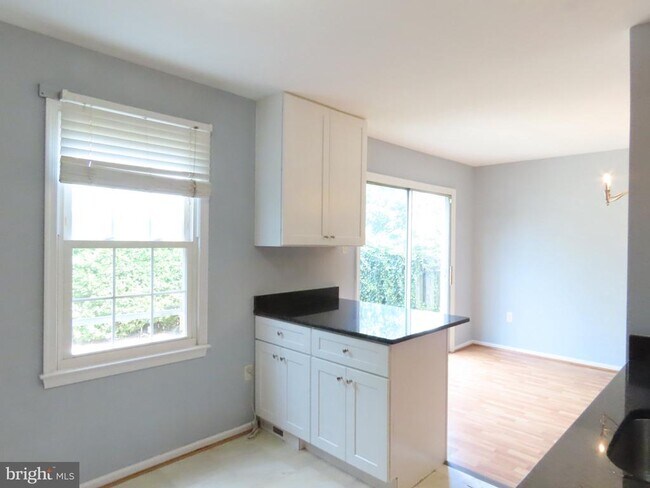 Building Photo - 624 Northcliffe Dr