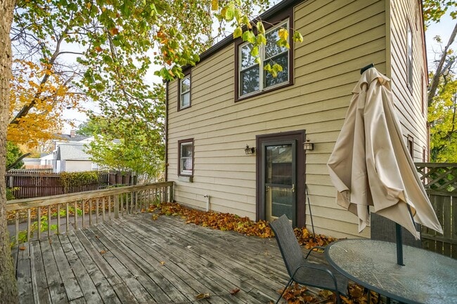 Building Photo - 409 E Melbourne Ave