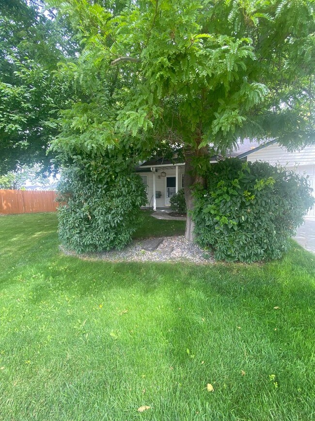 Building Photo - 3 Bed, 2 Bath,  Single Story, CUL-D-SAC Ho...