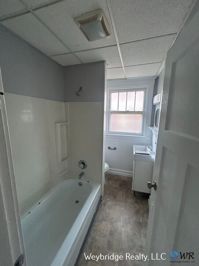 Building Photo - 862 Academy Ave