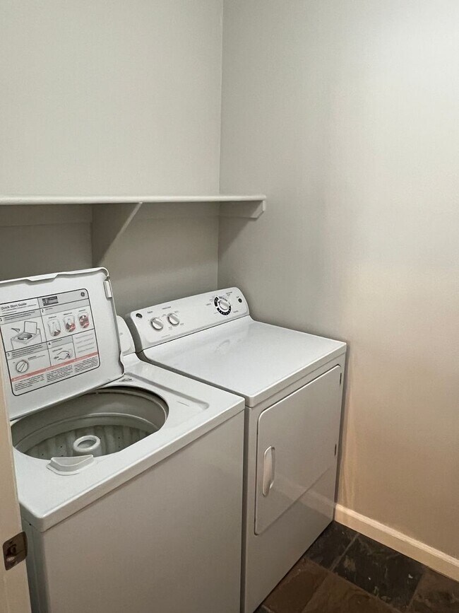 Building Photo - Beautiful 2-bedroom, 2 bath Condo in Gated...