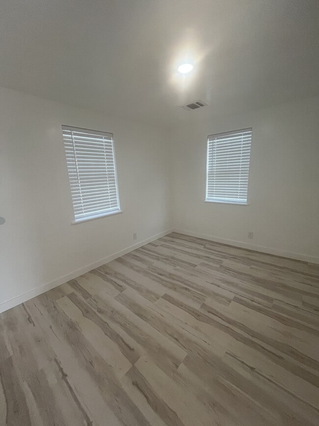 Building Photo - 820 N Oak Ave