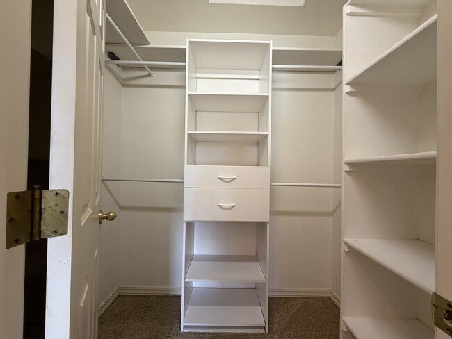 Building Photo - 9605 NW Miller Hill Dr