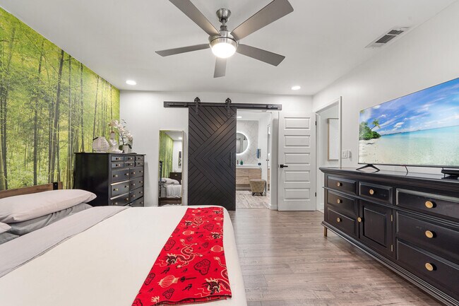 Building Photo - 908 Lakeview Cir