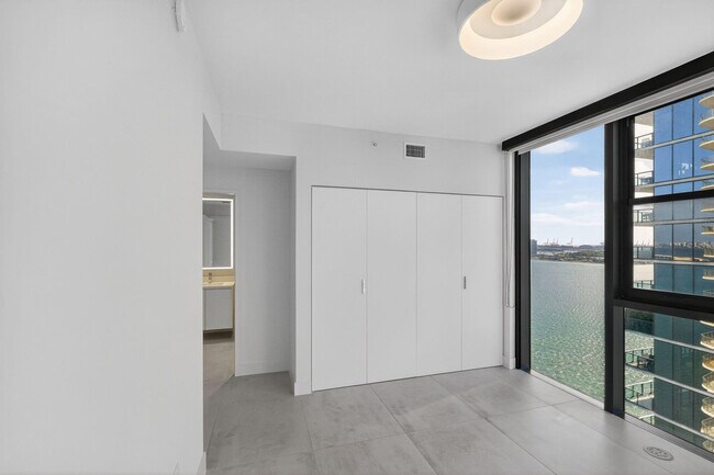 Building Photo - 700 NE 24th St