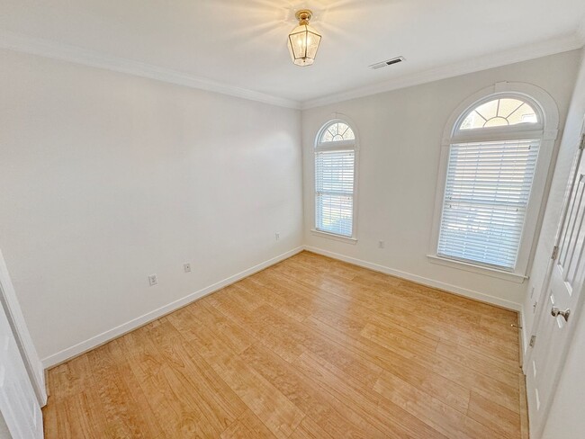 Building Photo - Bright and Spacious 4-Bedroom Townhouse in...