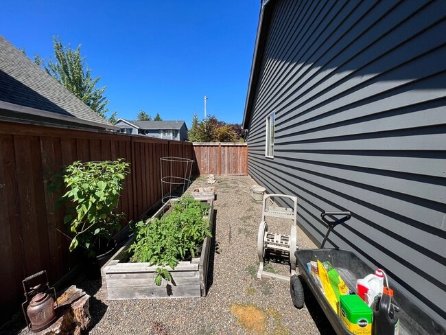 Building Photo - 433 NE 49th Ave