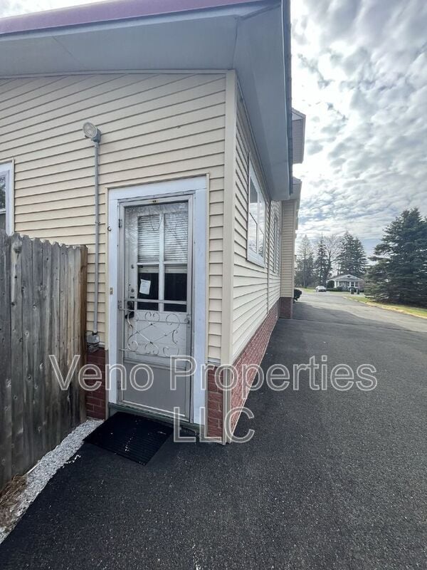 Building Photo - 32 Russell Rd