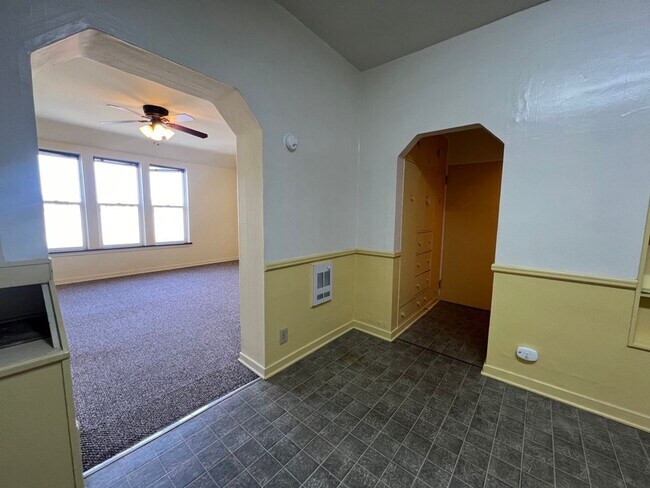 Building Photo - 416 N Pine St