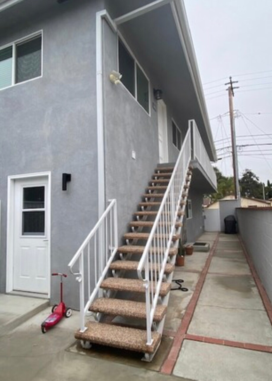 Upstairs unit - 2600 Apple Ave