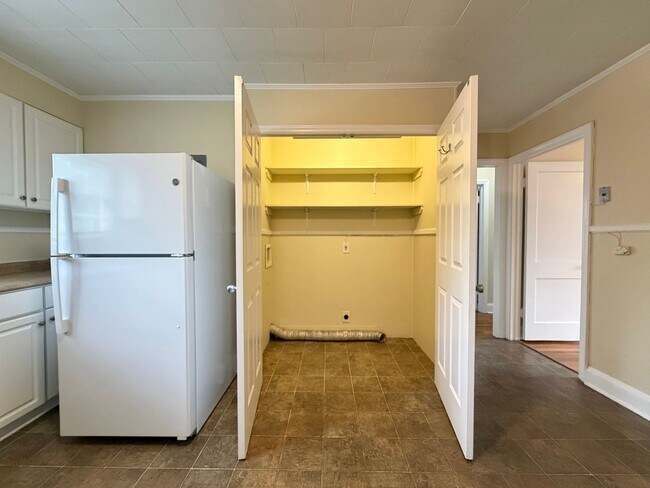 Building Photo - 452 Parkview Dr