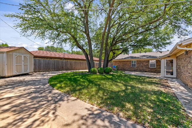 Building Photo - "Spacious 4-Bedroom Hardwood & Granite Fin...