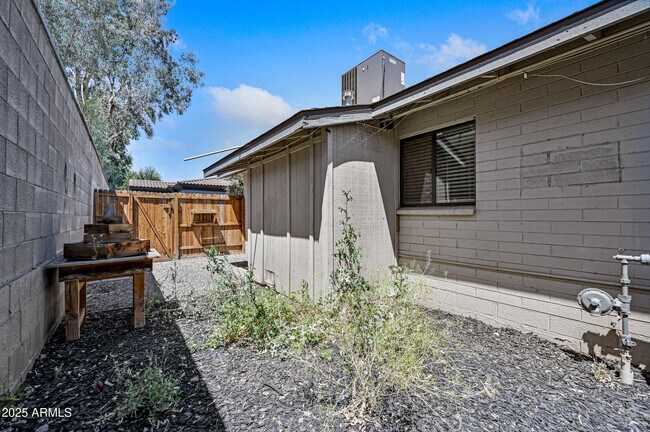 Building Photo - 1744 W Glendale Ave