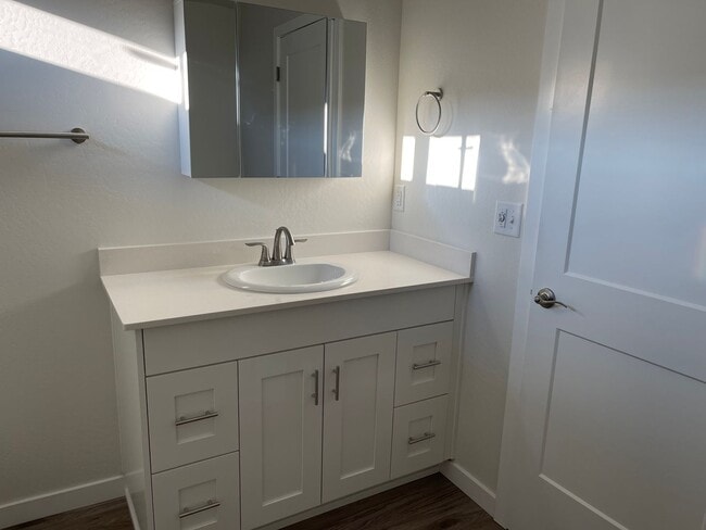 Building Photo - End Townhouse Unit in South Medford/Phoenix Area