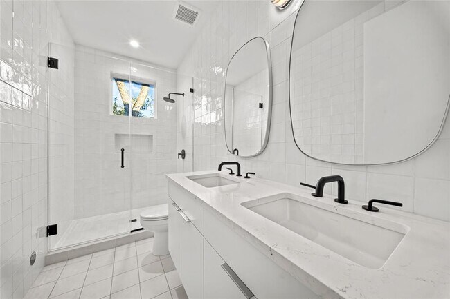 Building Photo - 2904 Westhill Dr