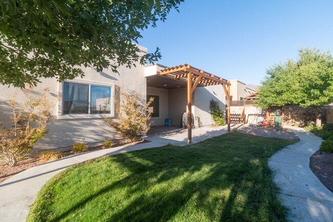 Building Photo - Stunning 4 bedroom, 2,5 bath home in West ...