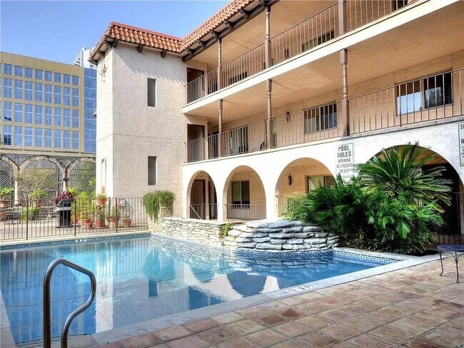 Building Photo - 505 W 7th St