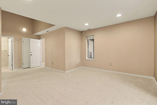 Building Photo - 910 Mountainview Dr