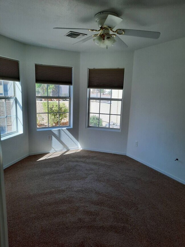 Building Photo - 4 bedroom/2 bath Home available in Bullhead City in Desirable El Camino Village.