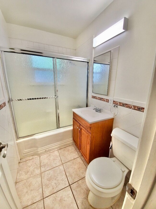 Building Photo - Beautiful 3-bedroom home in a quiet tree-lined street in Winnetka