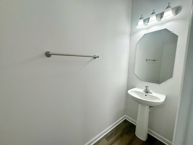 Building Photo - 3BR/2.5BA Paloma Townhome. Bright & Comfortable!