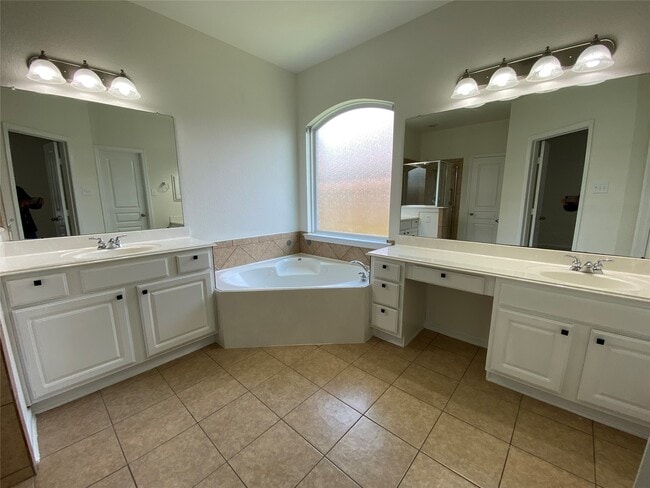 Building Photo - 9535 Empress Crossing Dr