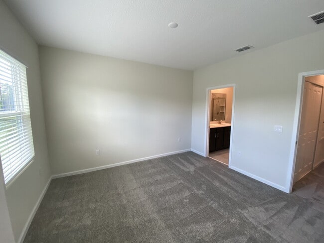 Building Photo - "Charming 3-Bedroom Oasis with 2.5 Baths i...