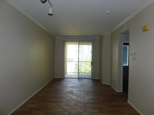 Building Photo - Watermarke Condo 1bed 1 bath