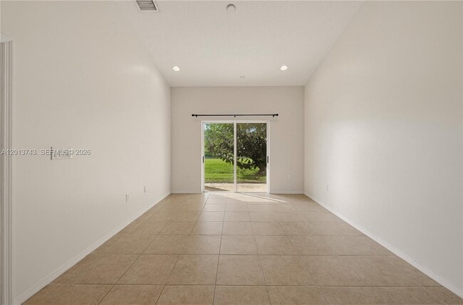 Building Photo - 3393 NE 11th Dr