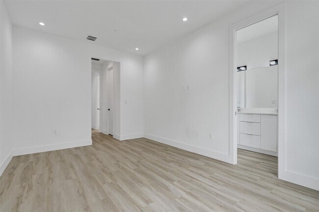 Building Photo - 606 SW 7th Ave