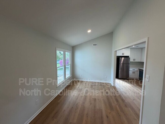 Building Photo - 1712 Blandford Dr